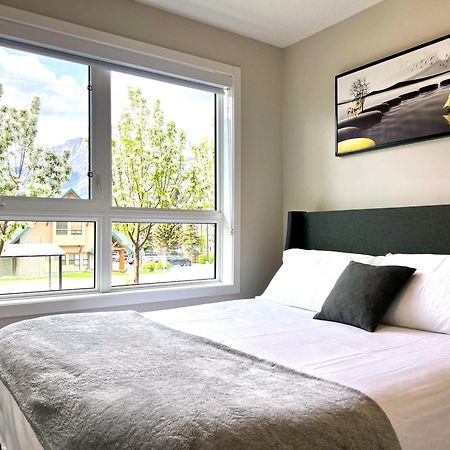 Brand New 2Br Condo With Outdoor Swimming Pool And Hot Tub Canmore Exterior photo